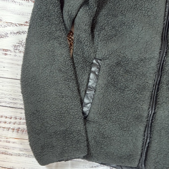 Patagonia Charcoal Fleece Jacket Size Large - Picture 2 of 13
